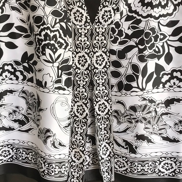 Gorgeous is all I can say about this beautiful black and white top. NWOT - Picture 3 of 10
